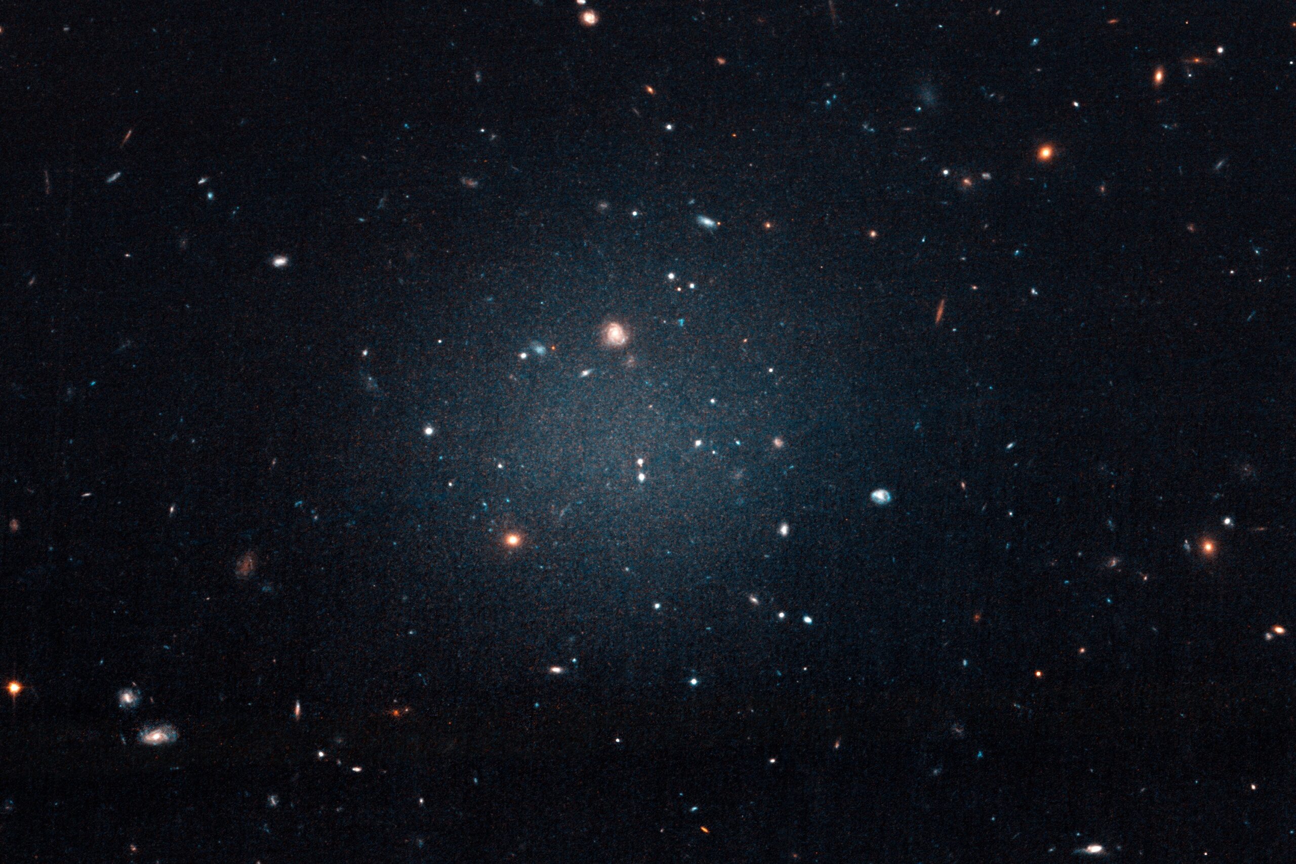 Hubble qaranlıq materiyadan məhrum olmuş “kabus” qalaktikaya baxır